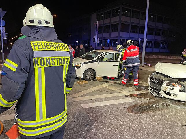 Die Feuerwehr Konstanz musste am Samstagabend, 23. April, bei einem Verkehrsunfall in der Reichenaustraße zwei Personen aus ihrem ...