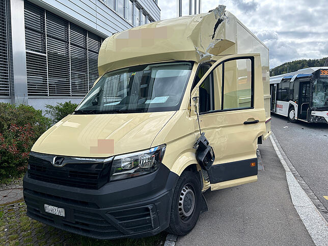 Auch der Lieferwagen des Unfallverursachers ist demoliert.