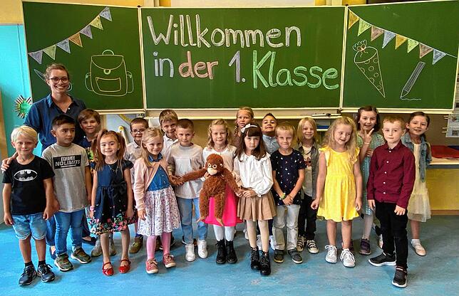 Klassenlehrerin Lea Lambrecht mit der 1b der Storchenschule Böhringen bei der Einschulung der Kinder.