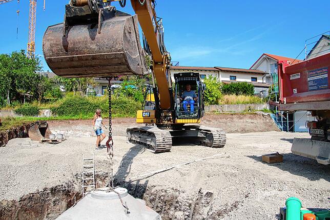 Holzhäuser kommen oft ohne tiefe Betonfundamente aus. Das verbilligt das Bauen.