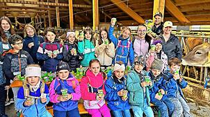 Auf dem Bauernhof bei Pirmin und Veronika Riesle auf der Breiteck lernen die Kinder das Landwirte-Leben hautnah kennen. Foto: Gemeinde
