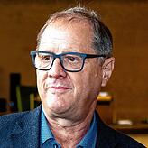 Interessiert sich auf der Südwestmesse für Verkaufsautomaten: Villingen-Schwenningens Oberbürgermeister Jürgen Roth.