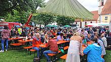 Ein großer Fallschirm bietet den Gästen neben dem Festzelt willkommenen Sonnenschutz beim Dorffest in Aach-Linz, welches am Sonntag und ...