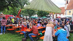 Ein großer Fallschirm bietet den Gästen neben dem Festzelt willkommenen Sonnenschutz beim Dorffest in Aach-Linz, welches am Sonntag und ...