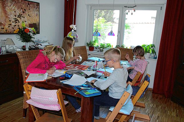Zeit für Hausaufgaben, basteln und malen: Am Küchentisch der Familie Hansen sitzen vier der fünf Kinder und verbringen jeden Tag viel ...