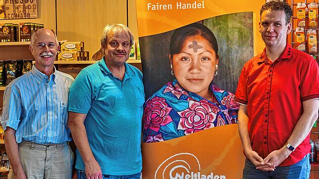 Zusammenarbeit für eine faire Stadt: Karl-Wilhelm Frommeyer (links) und Florian Eckert (rechts) vom Weltladen mit dem städtischen ...