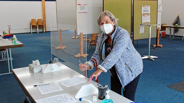 Edeltrud Knobelspies ist eine der ersten Testwilligen im Stockacher Testzentrum an diesem Morgen. Ihre Angaben liegen dank der Anmeldung ...