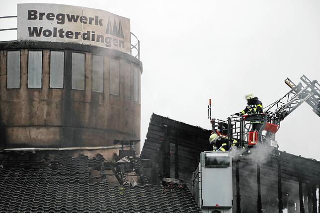 Bild 2: Brandnacht in Wolterdingen: Die Bilder vom Feuerwehreinsatz und dem Vormittag danach