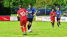 Geschenk zum 21. Geburtstag: Tobias Ramsteiner (auf unserem Archivbild am Ball) traf beim 6:0-Sieg der SG FC Wehr-Brennet zum ...