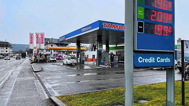 Die Tamoil- und direkt dahinter die Shell-Tankstelle an der Steiner Schaffhauserstraße &ndash; hier kostete das Benzin am meisten.
