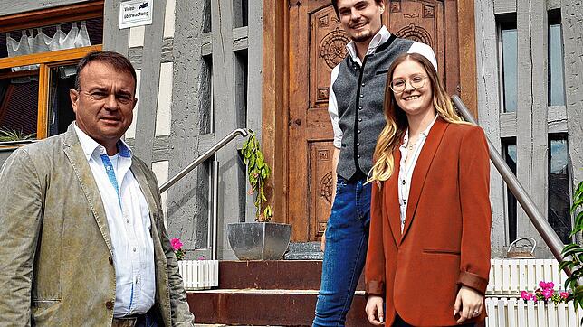 Inhaber Oliver Rau (links) verpachtet das Ittendorfer Hotel Adler mit Restaurant an Jonas Gericke und Vanessa Weber.