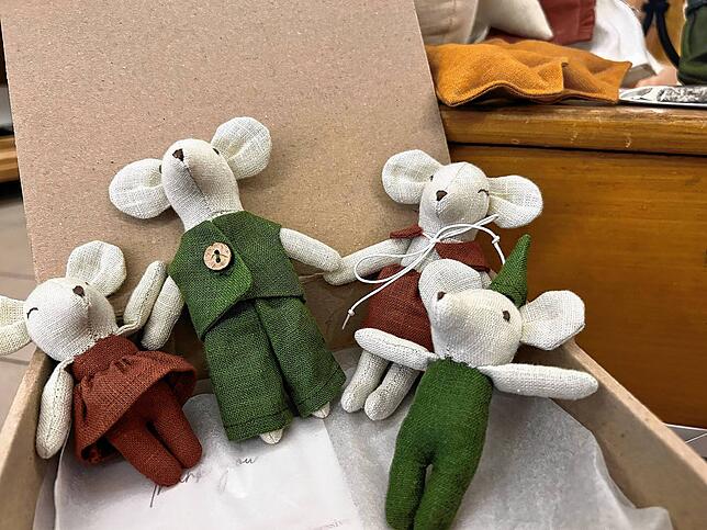 Kunstvoll genähte Mini-Mäuse im Villinger Winterladen. Bild: Nathalie Göbel