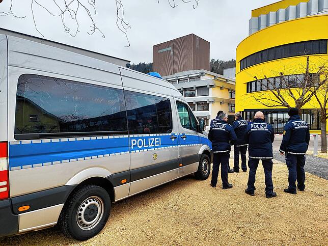 Die Polizei bezieht Stellung vor dem Sto-Gebäude.