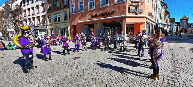 Stimmungsvoll sind auch die Auftritte von Hättä lila. Diese Aufnahme zeigt die Guggenmusik bei einem Auftritt an der Fasnet 2022 auf dem ...