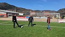 Testen den neuen Kunstrasenplatz: Axel Lais (links) und Matthias Mühl (rechts) vom Schönauer Bauamt mit Bürgermeister Peter Schelshorn. ...