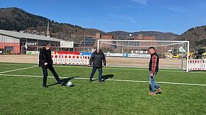 Testen den neuen Kunstrasenplatz: Axel Lais (links) und Matthias Mühl (rechts) vom Schönauer Bauamt mit Bürgermeister Peter Schelshorn. ...