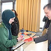 Realschülerin Meryem Erdem bemalt die Hand des Bundestagsabgeordneten Thorsten Frei für den Abdruck zum Red Hand Day.