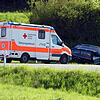 Bei dem Unfall auf der B 27 bei Blumberg-Riedböhringen sind auch zwei Rettungswagen des DRK im Einsatz.