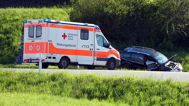 Bei dem Unfall auf der B 27 bei Blumberg-Riedböhringen sind auch zwei Rettungswagen des DRK im Einsatz.