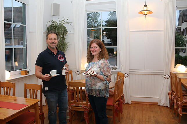 Roland Kuntz und Sabine Glück bewirten künftig die Gäste im „Löwen“ in Mönchweiler. Mit dem Konzept eines Dorfcafés für ...