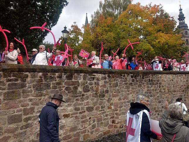 Rund 120 Frauen haben vor dem Abschlussgottesdienst der Herbstvollversammlung der deutschen Bischöfe in Fulda für mehr Rechte ...