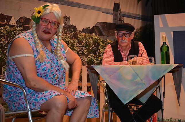Frieda (Hubert Weber) sucht einen Neuen, nachdem ihr Gustav sie vor die Tür gesetzt hat. Friedas alter Kumpel Karle (Charly Keller) ...