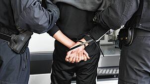 (Symbolbild) Bundespolizisten kontrollieren Reisende, wenn diese in Deutschland ankommen. Auch in Zügen in der Grenzregion überprüfen ...