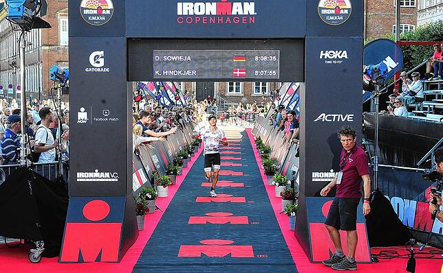 Als zwölfter kommt Dominic Sowieja bei seinem Ironman-Debut in Kopenhagen ins Ziel. Für die 3,86 Kilometer Schwimmen, 180,2 Kilometer ...