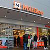 Im Drogeriemarkt Müller in Donaueschingen gilt 2G. Draußen bildet sich am Montagnachmittag, 13. Dezember, eine Warteschlange, innen ...