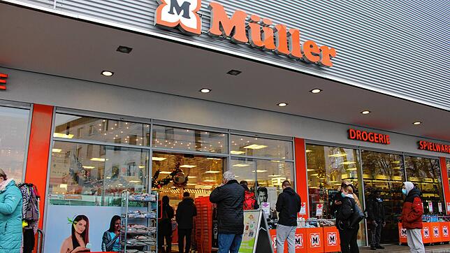 Im Drogeriemarkt Müller in Donaueschingen gilt 2G. Draußen bildet sich am Montagnachmittag, 13. Dezember, eine Warteschlange, innen ...