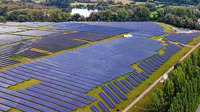 Wo können Freiflächen-Photovoltaikanlagen (so wie hier der Solarpark Rickelshausen) entstehen? Und wo sind sie eher nicht sinnvoll? Mit ...