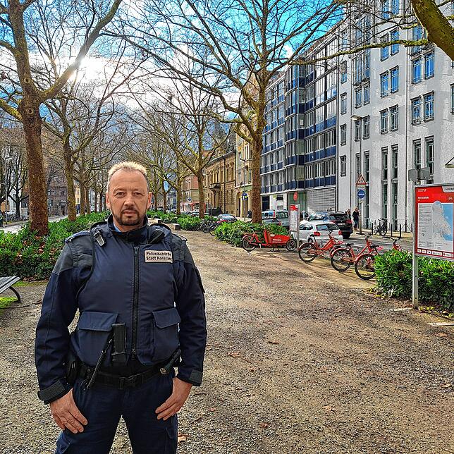 John Nops vor dem Amtsgebäude des kommunalen Ordnungsdienstes an der Laube. Von hier ist es ein kurzer Weg in die Fußgängerzone. Er und ...