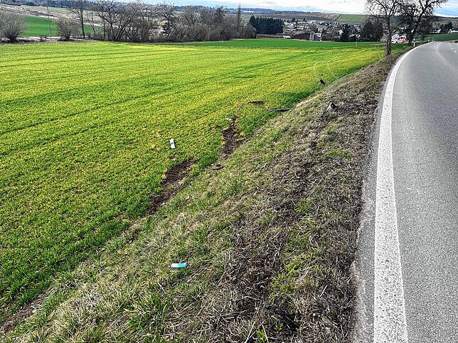 Autos haben Spuren auf dem Acker bei Schleitheim hinterlassen.