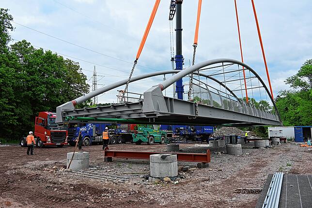 Nach einer kurzen technischen Unterbrechung hebt die 50 Tonnen schwere Neuwiesenbrücke vom Boden ab und wird präzise über die Schlücht ...