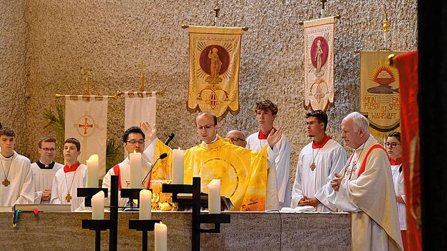 Der 30-jährige Simon Gleichauf (Mitte) bei seiner Primiz in der Kirche St. Stephan in seiner Heimatgemeinde Rielasingen-Arlen. Foto: ...
