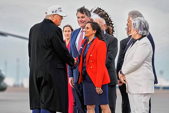 US-Präsident Donald Trump kommt vor dem G7-Gipfel in der Air Force One auf dem internationalen Flughafen Calgary an.