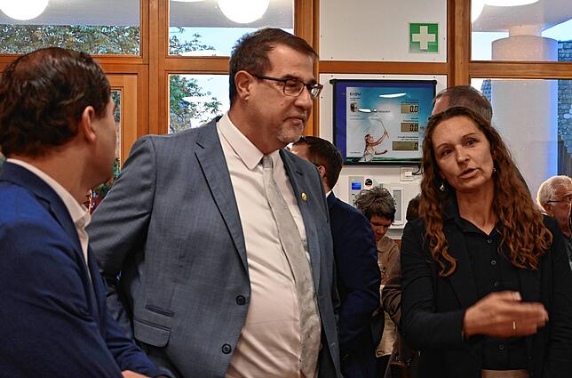 Die Stimmen sind ausgezählt, ein Ergebnis steht noch aus. Derweil unterhalten sich die Kandidaten Christoph Huber, Andreas Lipp und ...