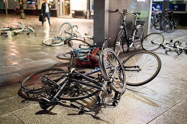 Köln: Umgestürzte Fahrräder liegen vor dem Kölner Hauptbahnhof.