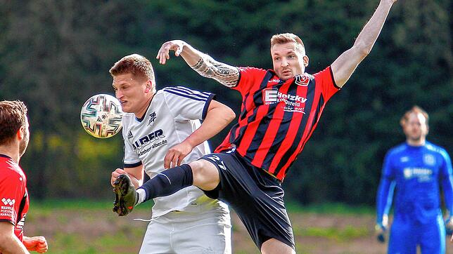 Tim Vollmer (FV Walbertsweiler-Rengetsweiler, links) und Steffen Holzapfel (FC Königsfeld) im Duell um den Ball. Ebenso wie hier war am ...