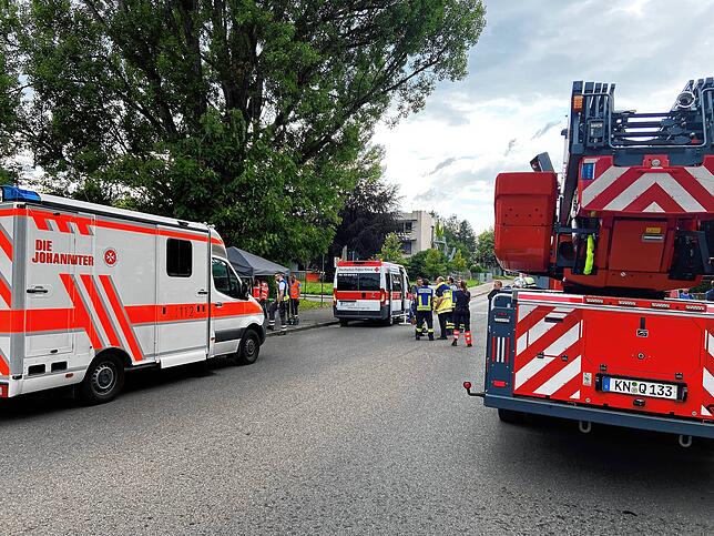 Der Bereich um den Baum an der Beethovenschule ist großräumig abgesperrt.