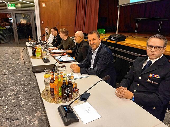 Informierten über die Maßnahmen seit dem Starkregen am 26. Juni (von rechts): Feuerwehrkommandant Björn Hussal, Bürgermeister Ralf ...