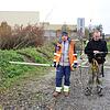 Christoph Grafe und Marcus Kießling (rechts) scannen einen Teil des Parkplatzes vor dem Werk 2 der ZF. Ihre Untersuchung dient dazu, ...