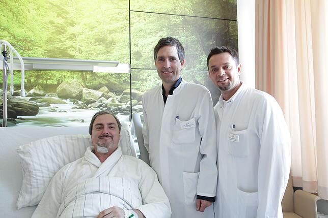 Einer der ersten Patienten mit Zungenschrittmacher im Schwarzwald-Baar Klinikum: Michael Ottiger (links) aus Niedereschach kurz nach der ...