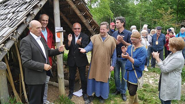 Mit einem im Campus Galli geschmiedeten Nagel befestigte der Vorsitzende des Freundeskreises, Dirk Gaerte, den Roten Punkt für den ...