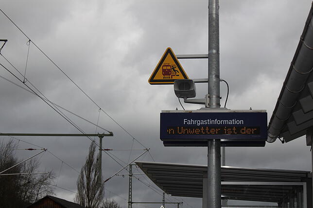 Kein Zug hält: In Baden-Württemberg wurde der Zugverkehr eingestellt. Im Hölllental lag ein Baum auf den Oberleitungen.