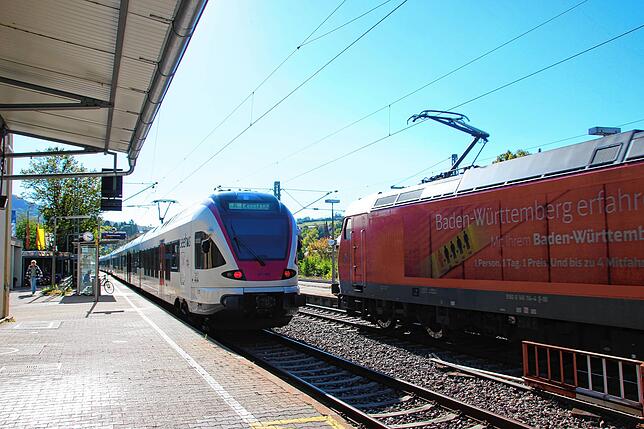 Den ÖPNV mit dem Schienenverkehr machen die Landtagskandidaten zu einem zentralen Thema. Das Bild zeigt eine Zugbegegnung auf dem ...