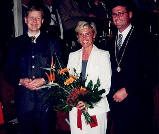 Bürgermeisterstellvertreter Alfred Rock, die zukünftige Carmen Amann und Wahlsieger Frank Amann am Wahlabend 1990. Für Heiligenberg ...