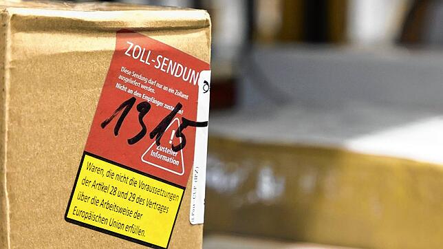 Beim Zoll landen jeden Tag Tausende Paketsendungen. Nicht immer sind darin legal hergestellte Waren enthalten. Sie dürfen dann nicht an ...