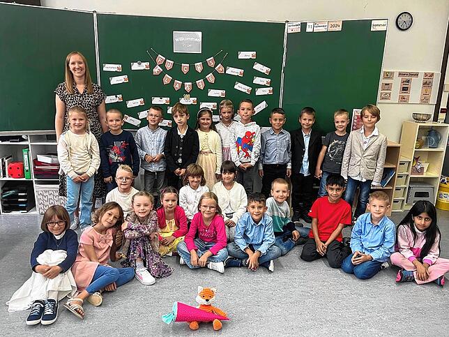 Die Klasse 1b der Grundschule Mühlhausen-Ehingen mit ihrer Klassenlehrerin Jule Kaltenbach.