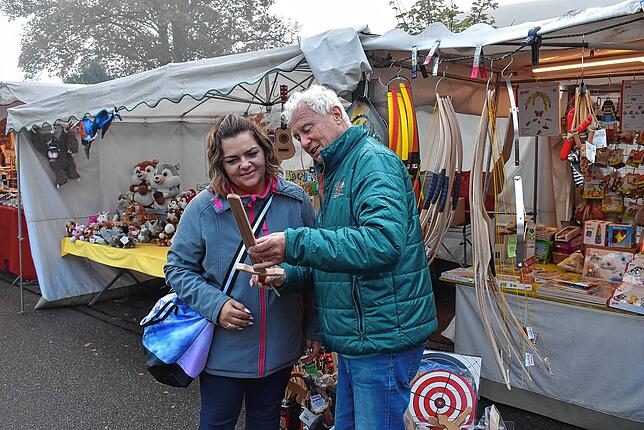 Peter Schützelhofer ist seit 18 Jahren am Chilbimarkt in Birkendorf mit Puppenkleider, die seine Frau Gabi (hier nicht auf dem Bild) ...